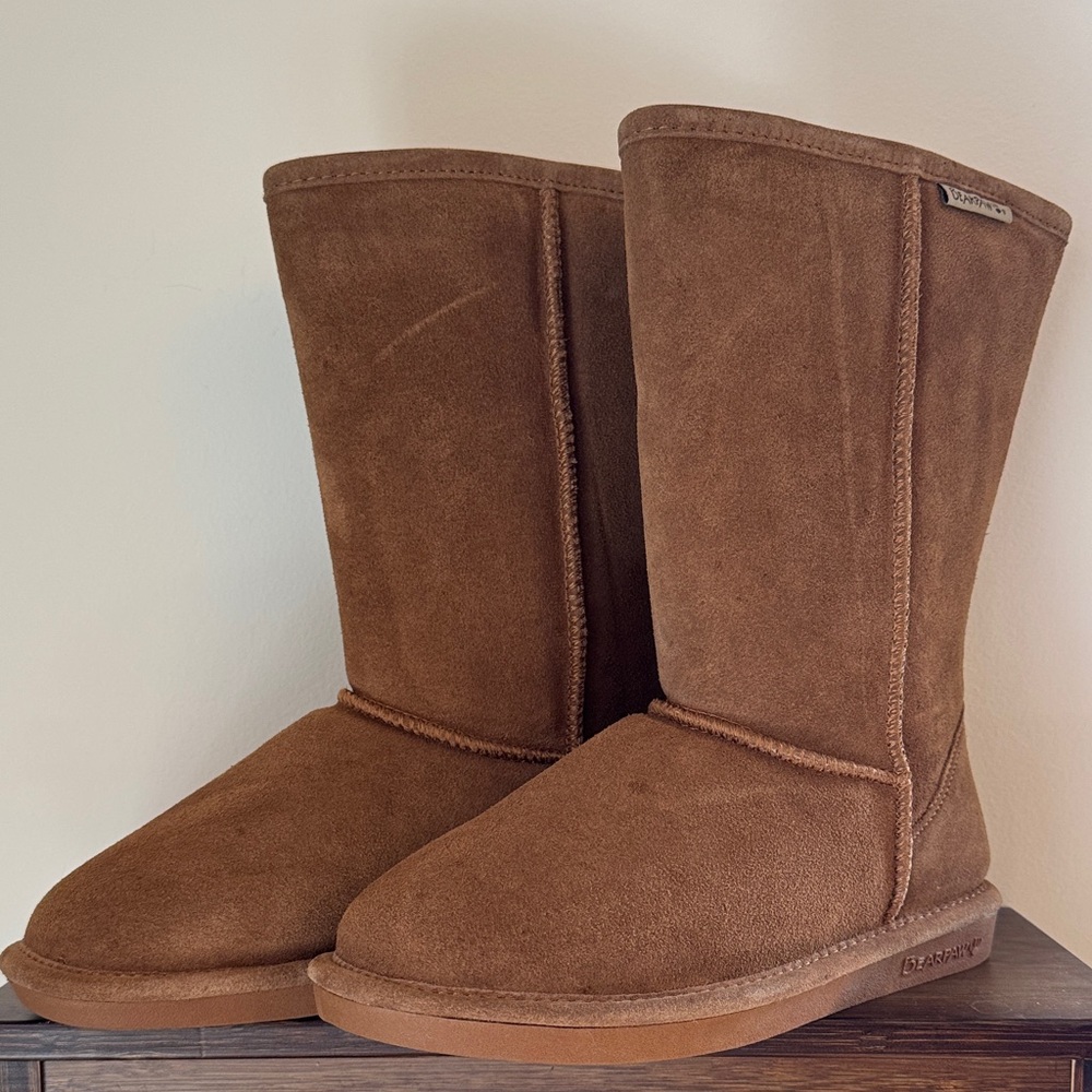 BEARPAW - Classic Brown Suede Boots